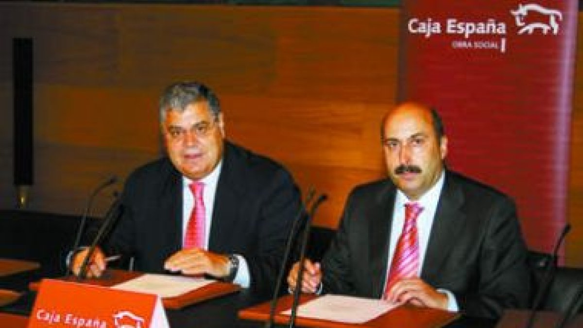 Domingo Fuertes y José Manuel Fernández Corral durante la firma del convenio