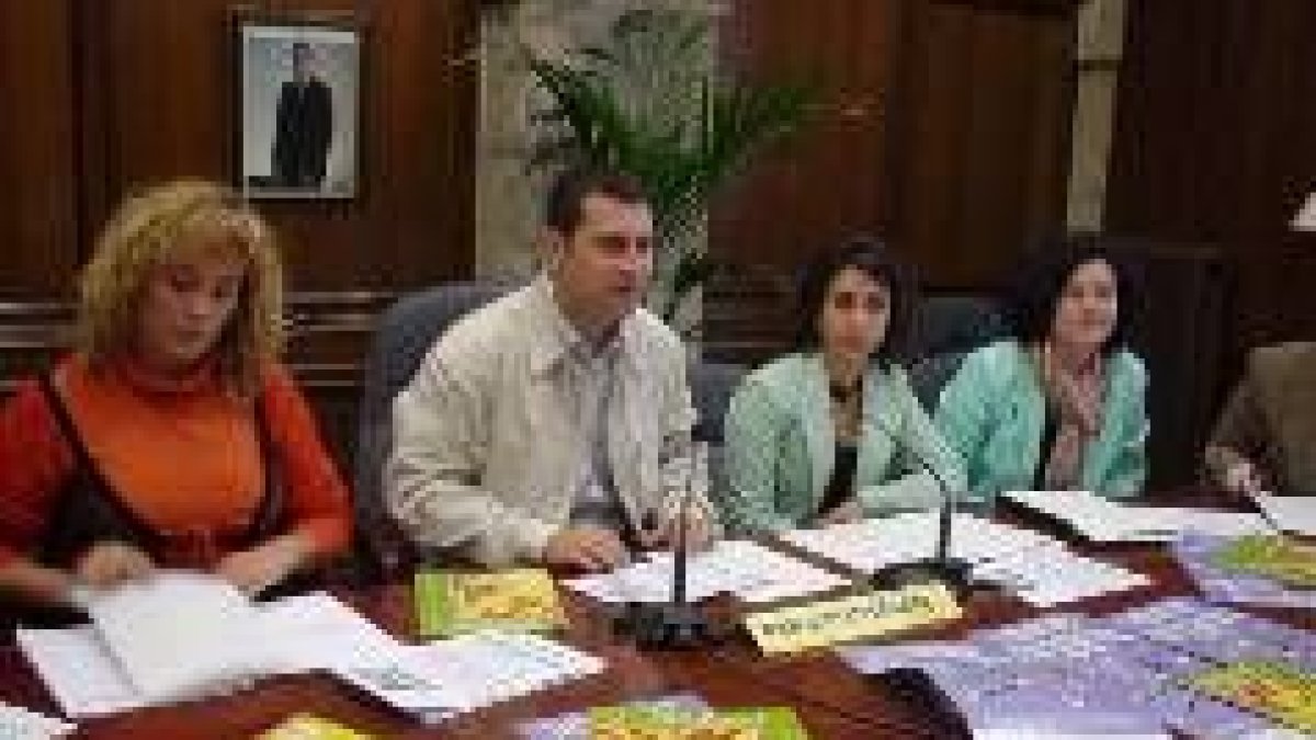 Reiner Cortés, en el centro de la imagen, ayer en la presentación de la revista «Clave Social»