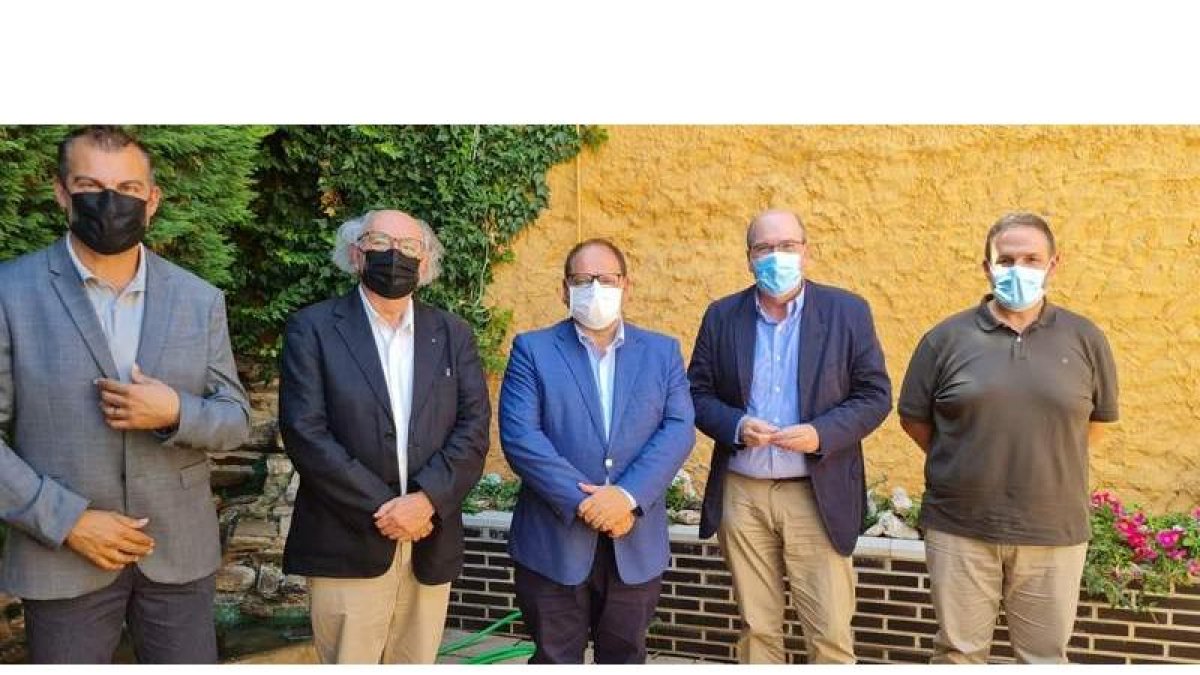 Blanco, Colinas, Carrera, González y Del Riego tras visitar el futuro Museo del Carnaval. DL