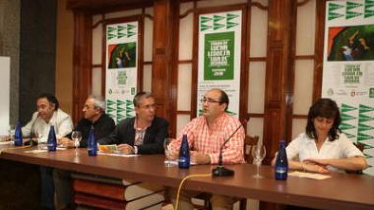 Felipe Llamazares, Ramón Villa, López Benito, el Che y Carmen González ayer, en El Corte Ingles.