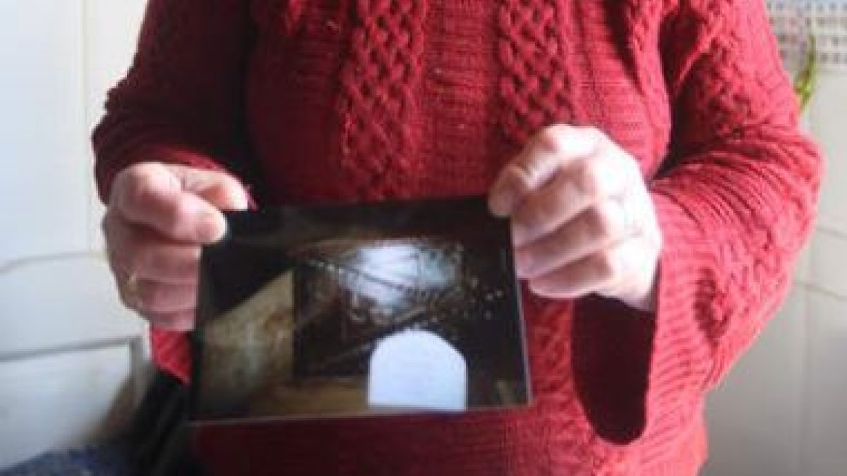 Escelita, promotora de la idea, junto a los chopos en los que marcó la fecha de 1942 con una púa de