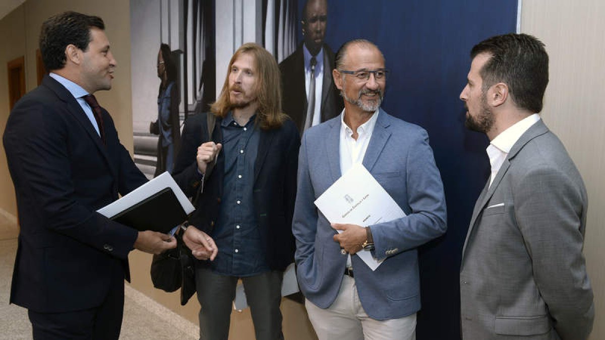 Raúl de la Hoz, Pablo Fernández, Luis Fuentes y Luis Tudanca, antes de la reunión de ayer. N. GALLEGO