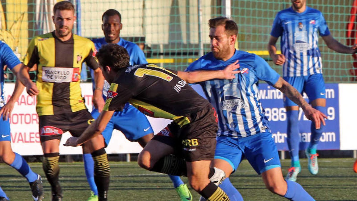 La Deportiva sumó su tercera derrota consecutiva en el Baltasar Pujales y el equipo berciano sigue en puestos de descenso a Tercera División. MARTA G. BREA