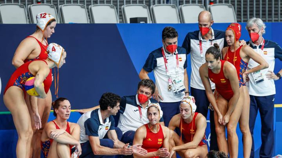 El entrenador de España, Miki Oca (4i), da instrucciones a sus jugadoras en la final de waterpolo femenino entre España y Estados Unidos. LAVANDEIRA JR
