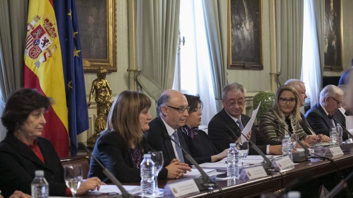 Sáenz de Santamaría y Montoro, en el centro, presidieron la reunión de ayer. SANTI DONAIRE