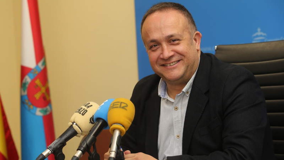 El presidente del Consejo del Bierzo, Gerardo Álvarez Courel, ayer en rueda de prensa. l. de la mata