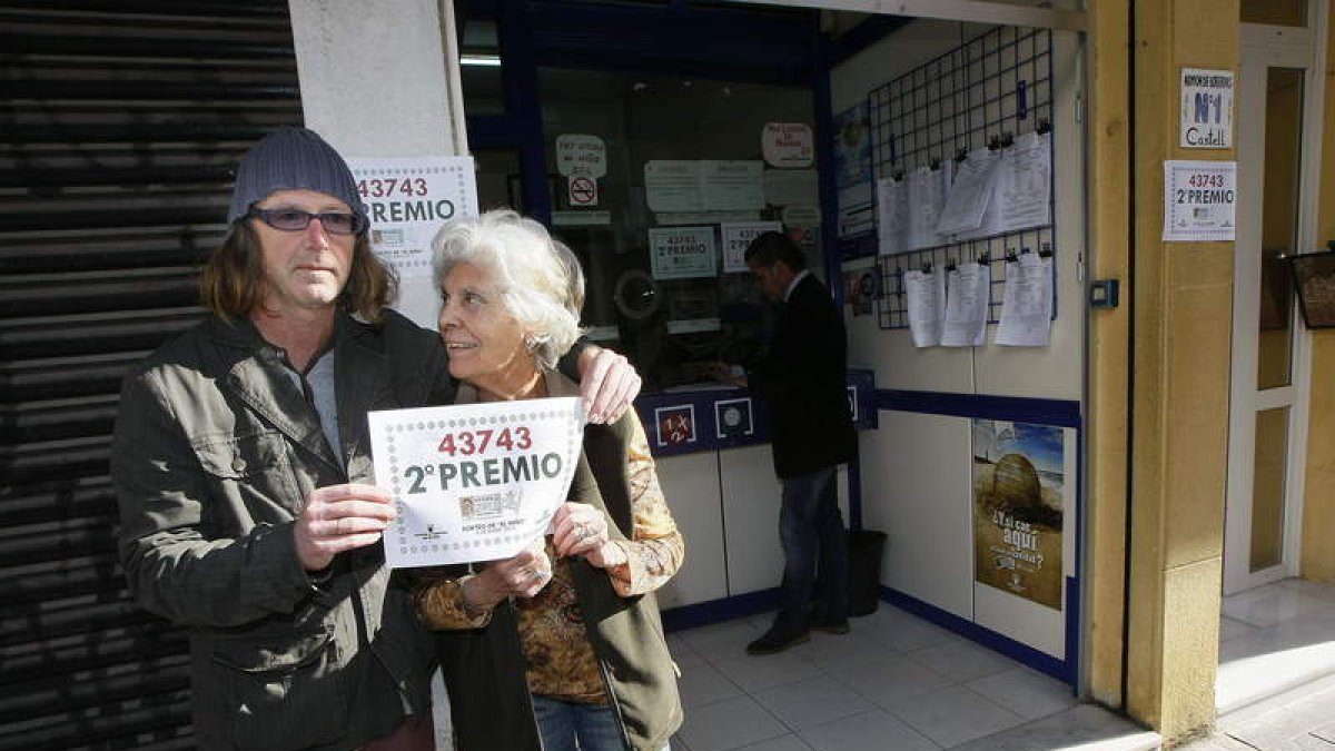Concepción Martínez, propietaria de la administración de Torrevieja, posa con un agraciado.