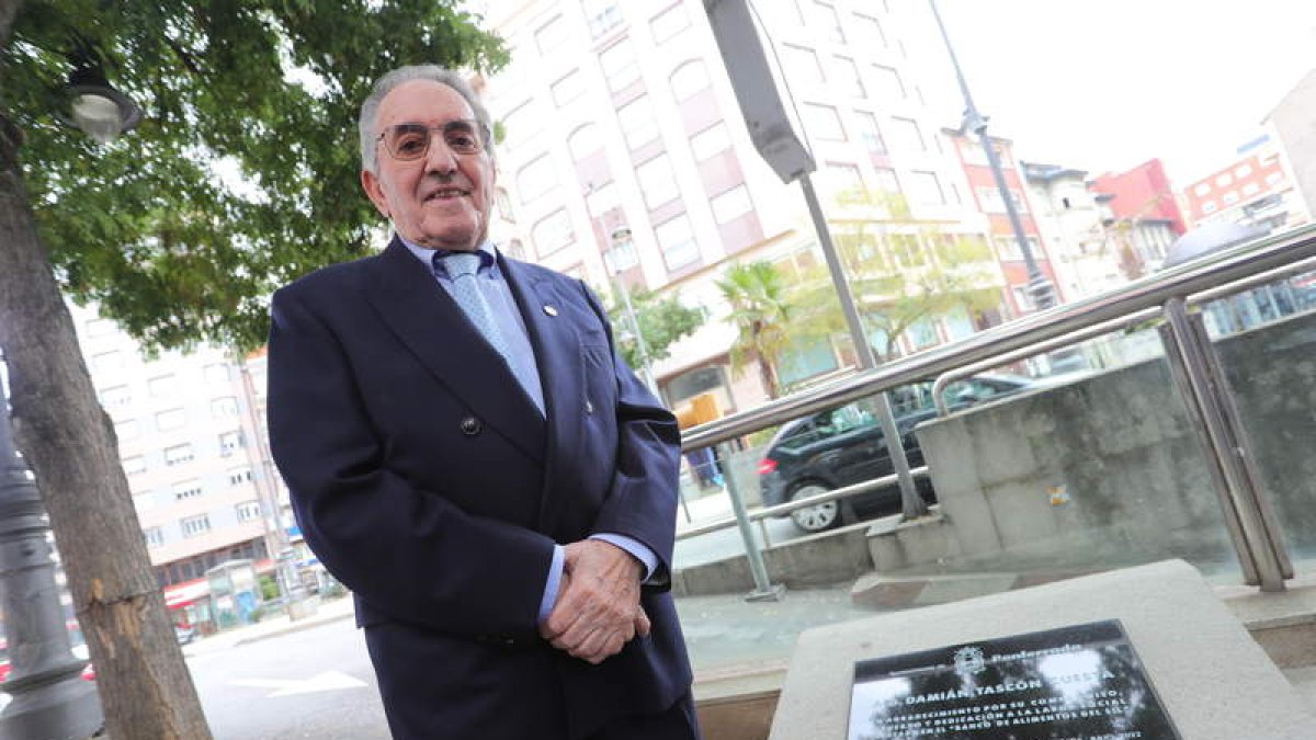 Damián Tascón posa junto a la placa que ayer descubrió en la avenida Pérez Colino. ANA F. BARREDO