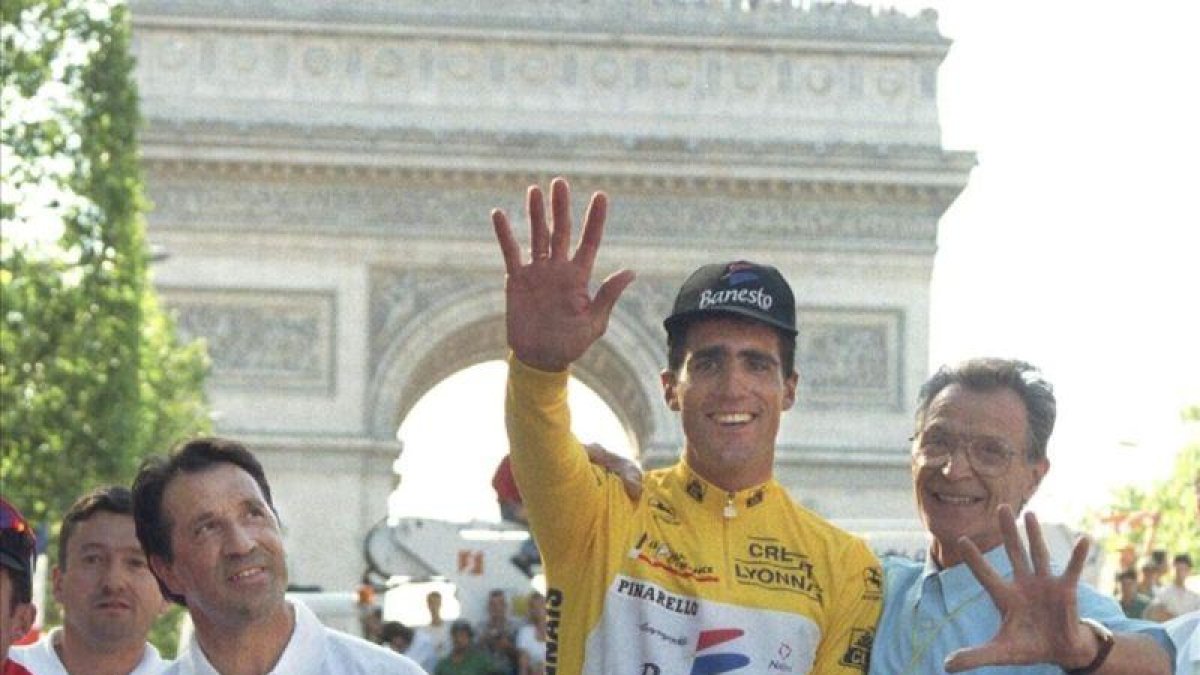 Miguel Induráin, en París, tras ganar el Tour 1995, en compañía de José Miguel Echávarri (izquierda) y Giovanni Pinarello.