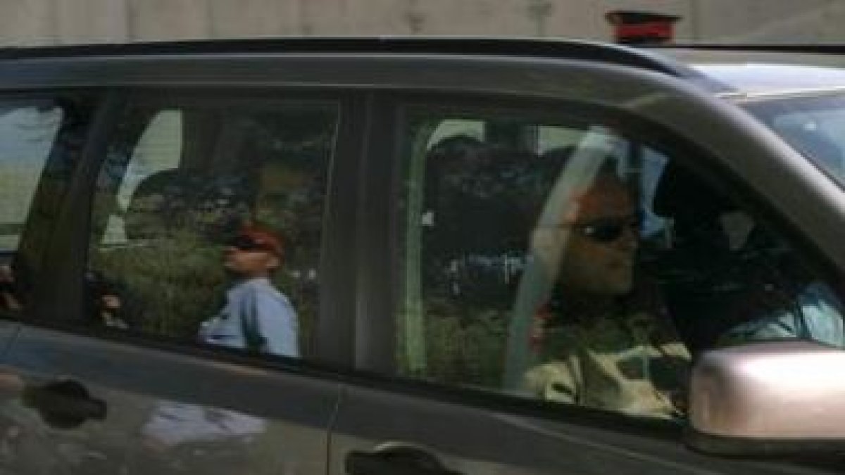 Vista del coche de la policía autonómica catalana con el detenido, Abdslam.
