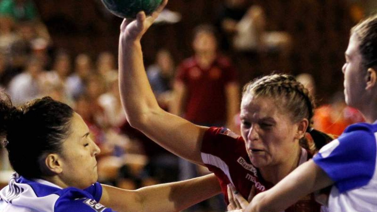 Daria Illina intenta penetrar en la defensa del equipo vallisoletano del Aula Cultural.
