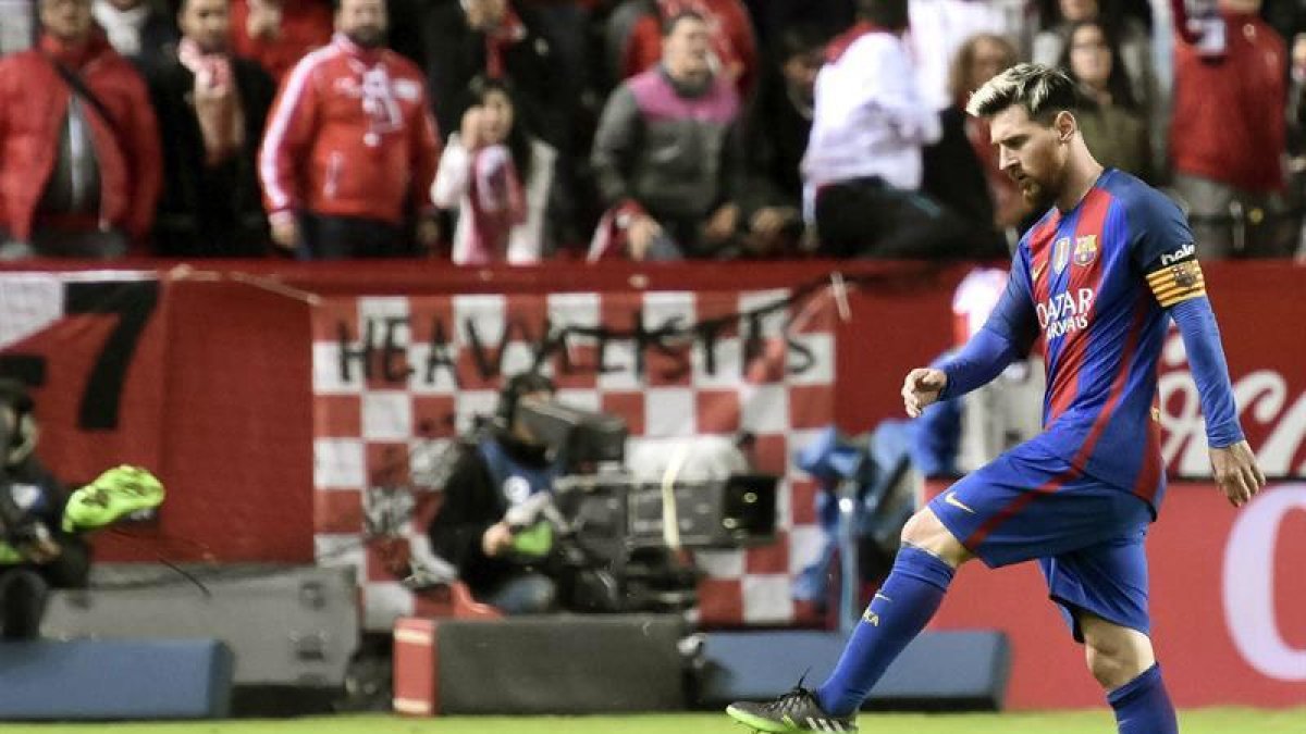 Messi patea con rabia su bota rota.