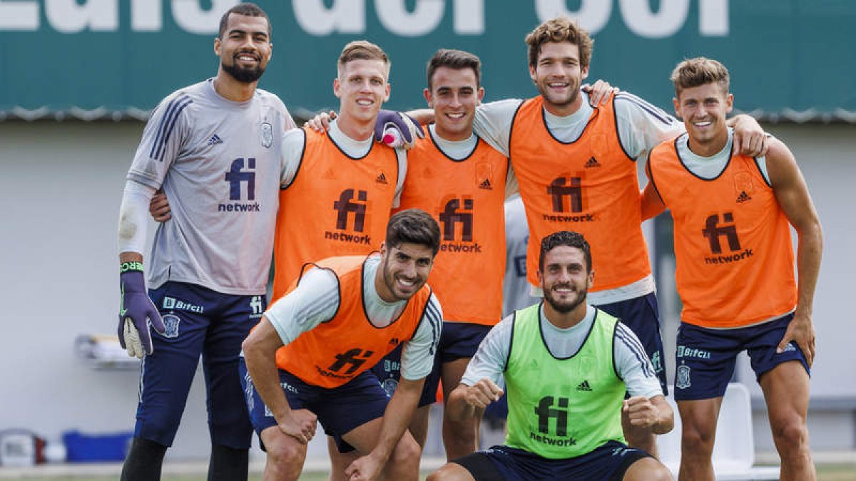 Varios jugadores de la selección posan en grupo tras el entrenamiento de ayer. PABLO GARCÍA