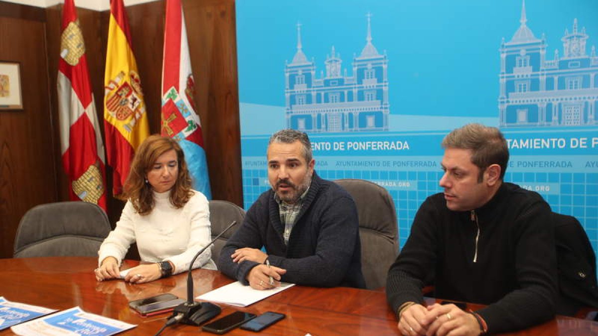 Vanesa Capilla, David Pacios e Iván Alonso, ayer. L. DE LA MATA