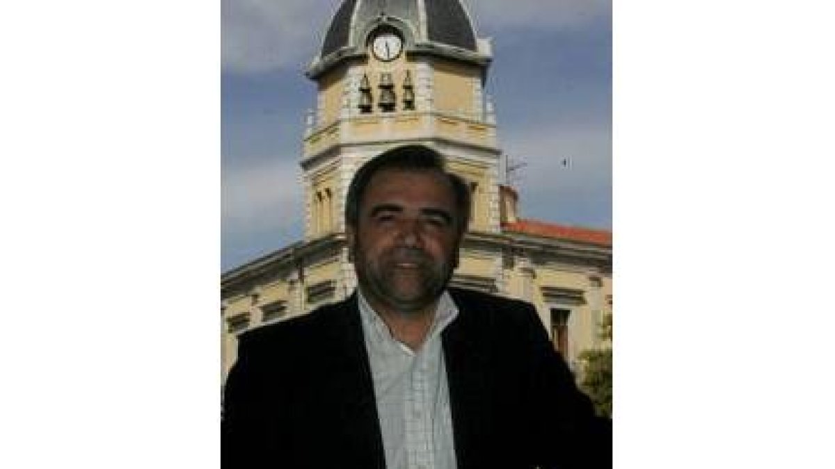 José Miguel Palazuelo posa en la plaza Mayor de La Bañeza