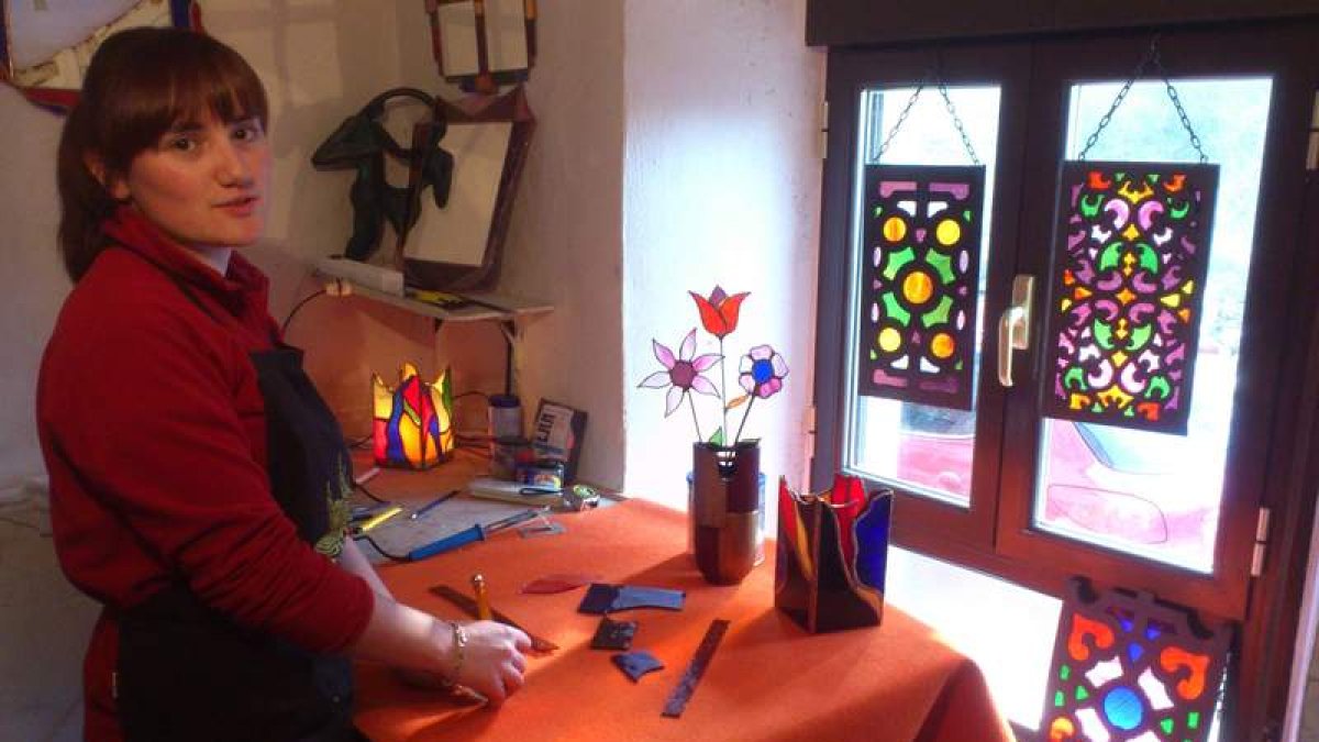 Yolanda Rodríguez en su taller de Golpejar de la Tercia.