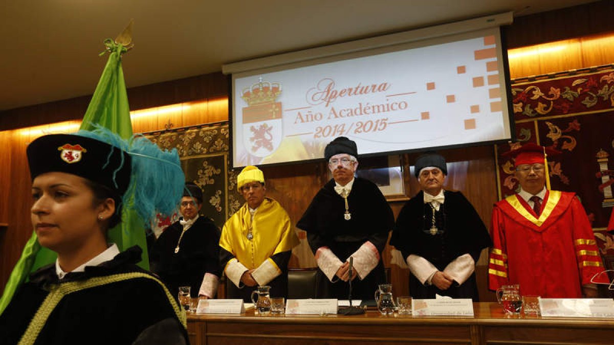 El consejero de Educación, Juan José Mateos y el rector Hermida, en el centro, presidieron el acto