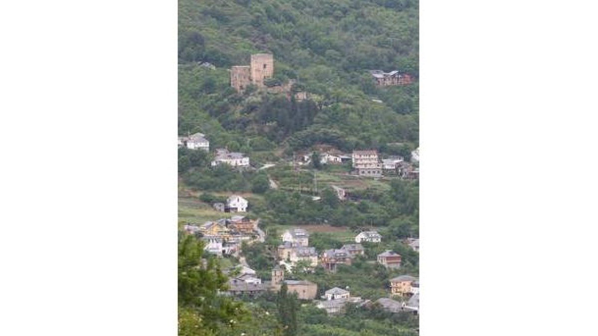 Preciosa vista de Corullón desde el mirador del pueblo.