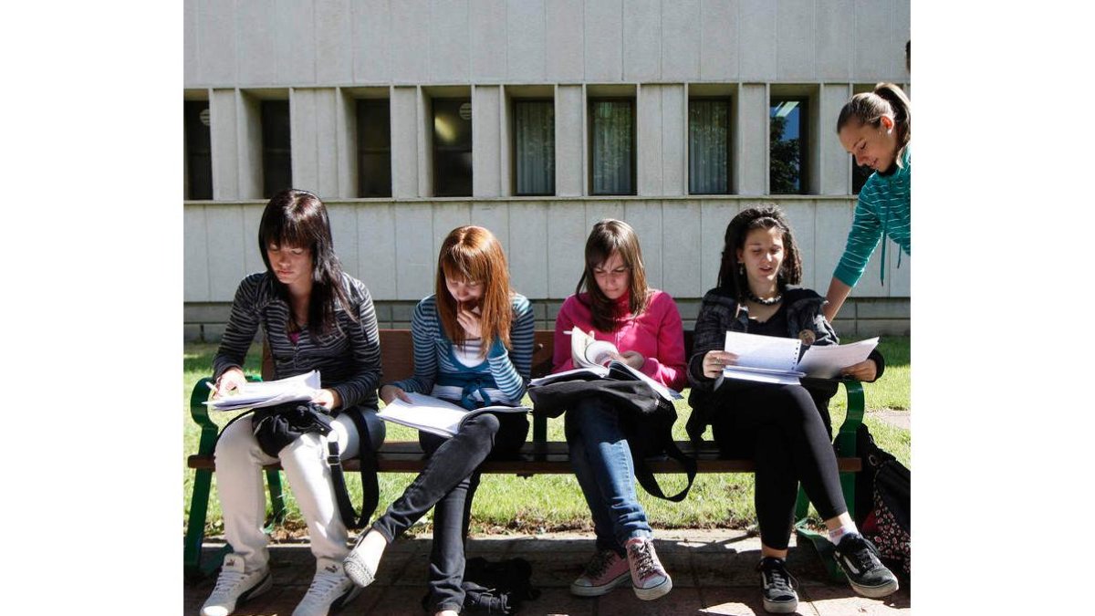 Alumnas leonesas dando los últimos repasos previos a un examen de selectividad.