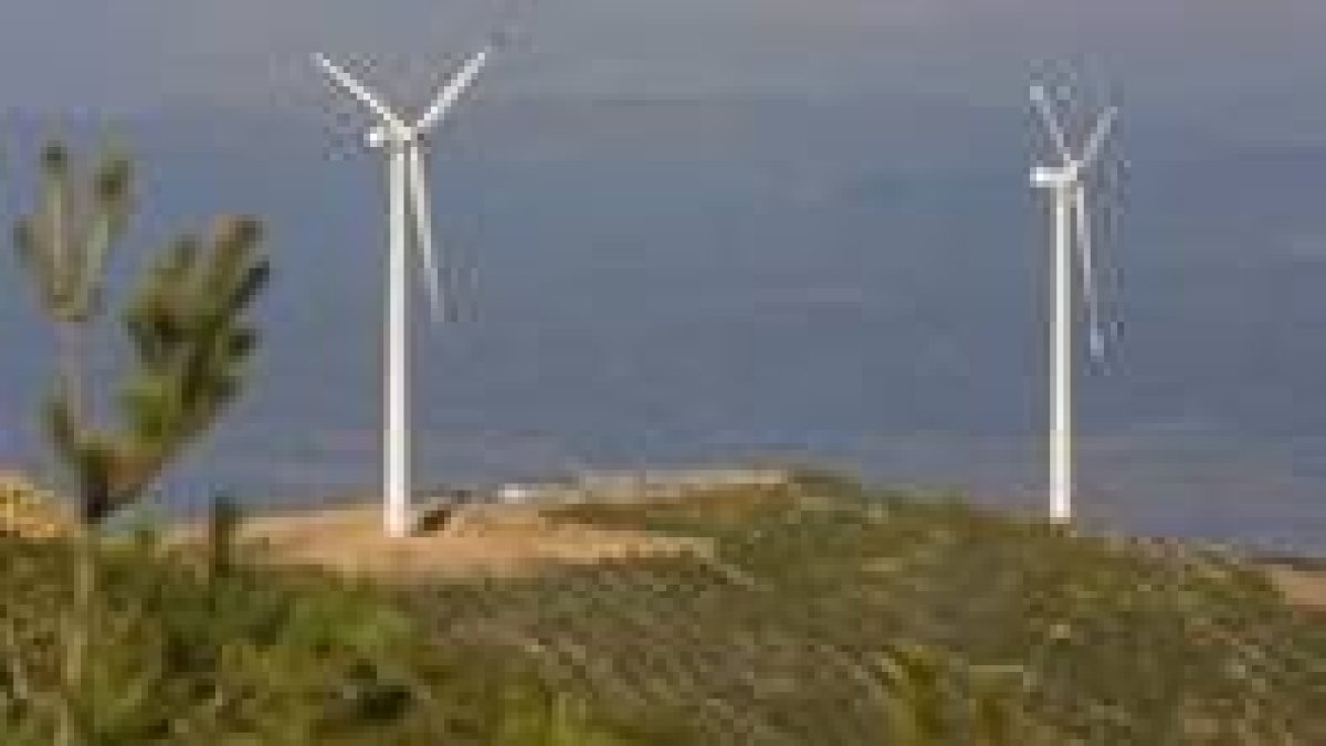 Imagen de archivo de dos aerogeneradores instalados en los montes de la comarca