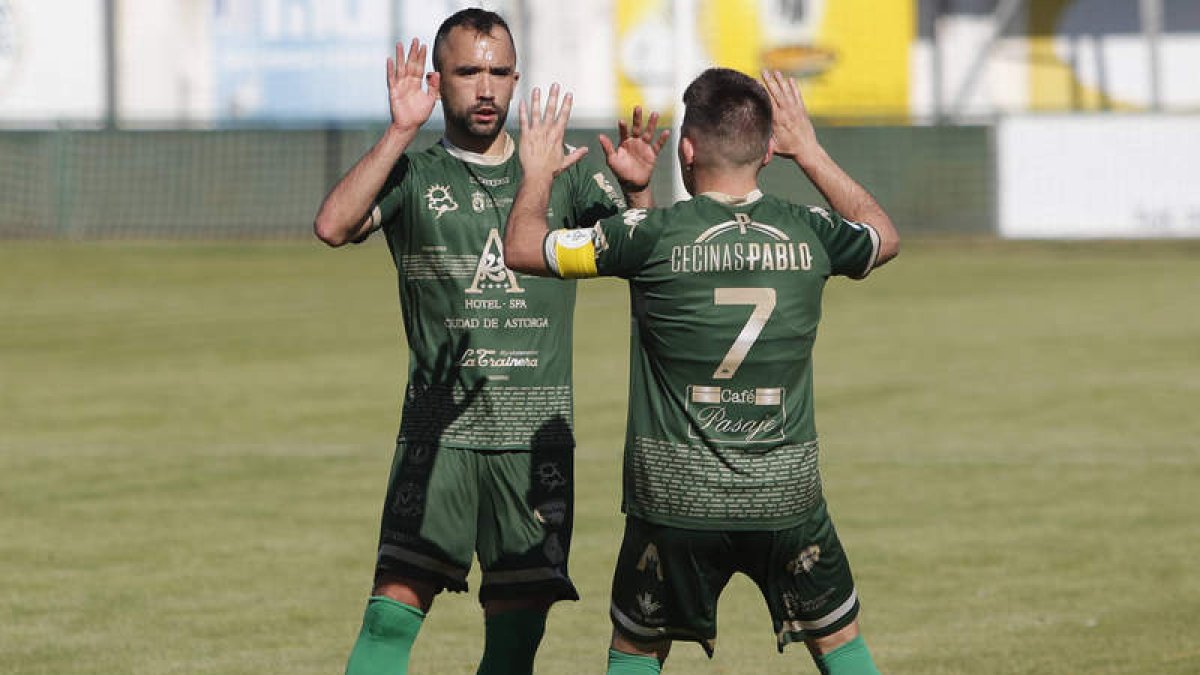 Diego Peláez felicita a Javi Amor tras marcar el primer gol. JESÚS