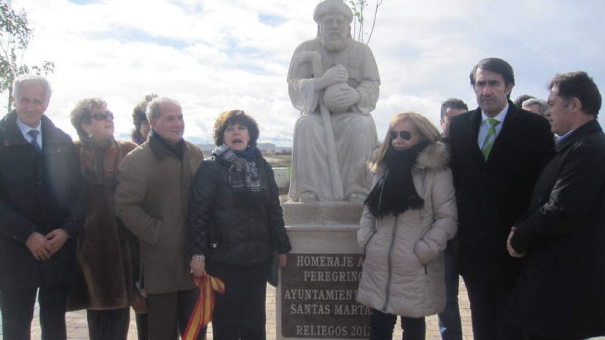 Carrasco inaugura la nueva escultura junto a Quiñones, la alcaldesa de la localidad y Yugueros.