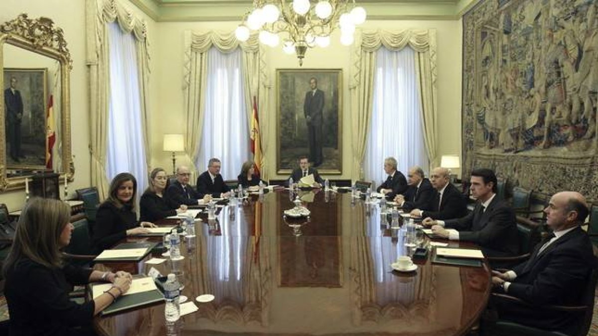 El Consejo de Ministros, reunido para conceder a Suárez el Collar de Carlos III, este lunes.