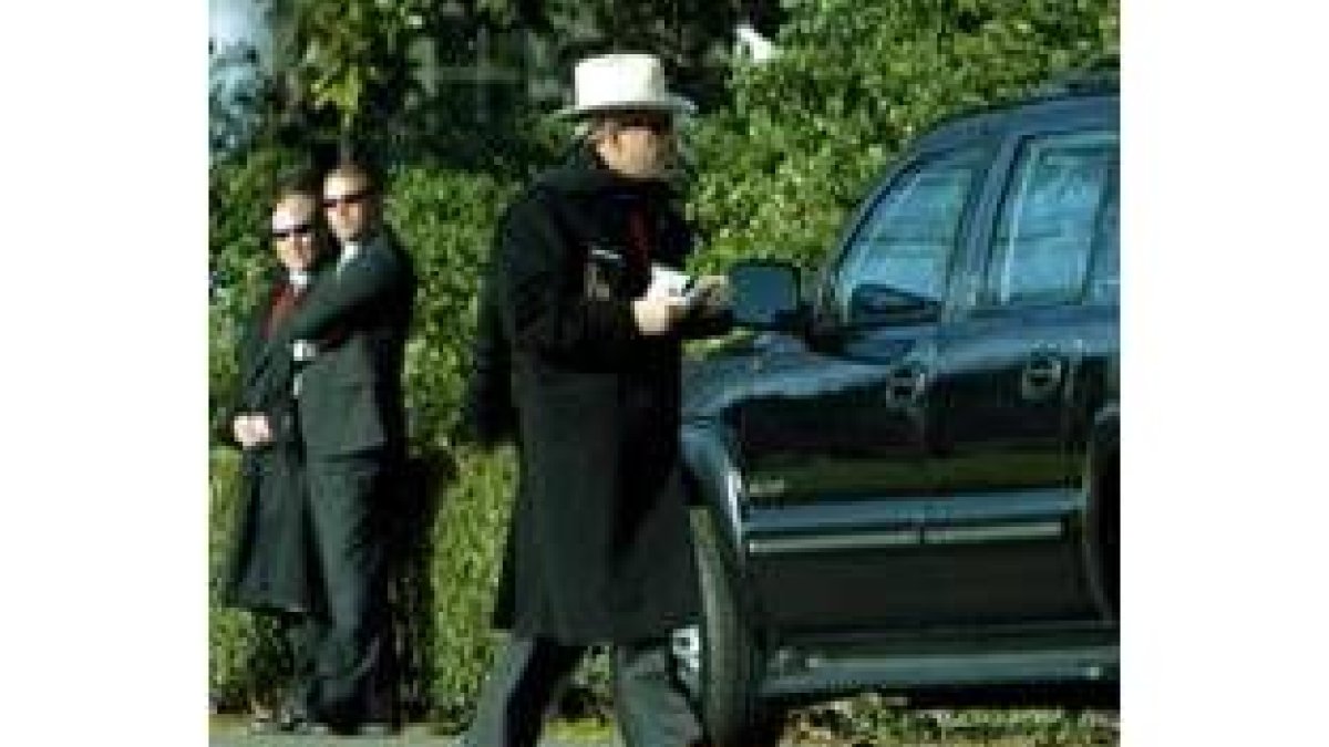 Bush se dirige a su limusina en los jardines de la Casa Blanca