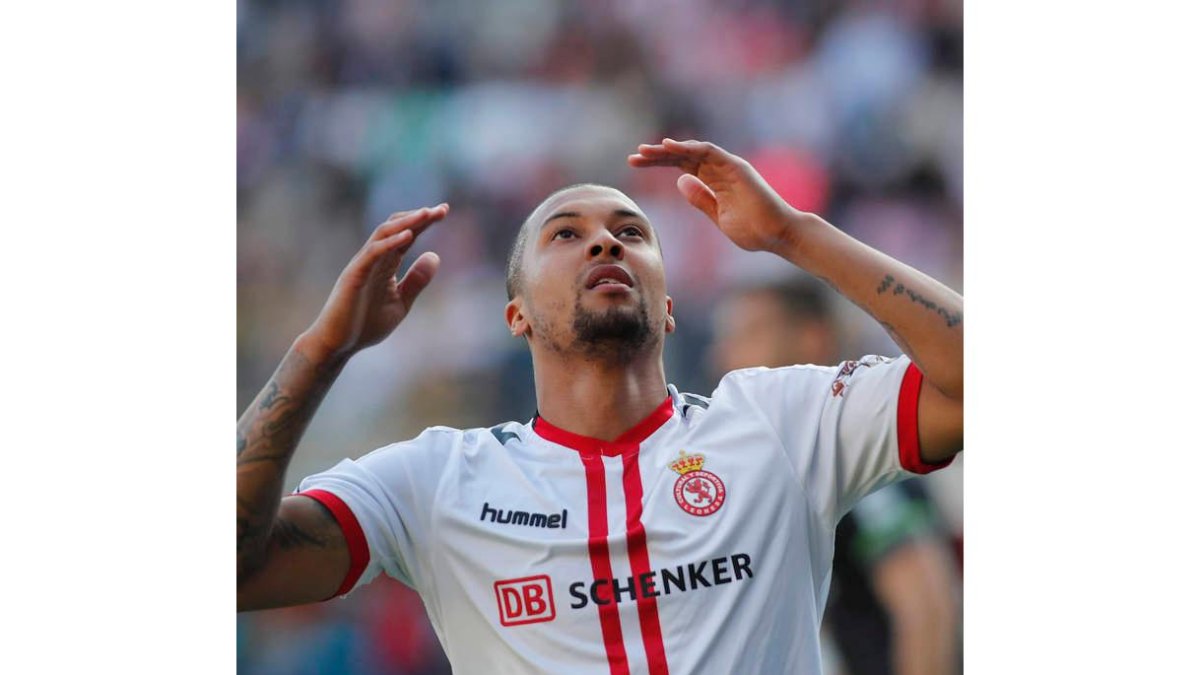 Zuiverloon podría reaparecer en la Cultural frente al Lugo una vez cumplida su sanción. JESÚS