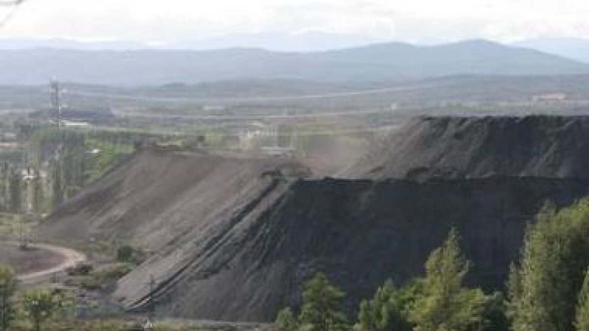 El parque de carbones de Endesa en Compostilla acumula una cifra de carbón en torno a los dos millon