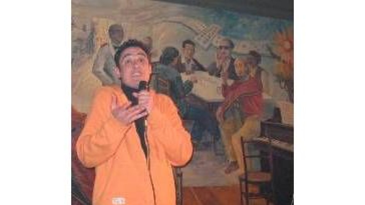 Algunos personajes de la pintura del fondo parecen seguir la actuación de Carlos Ramos