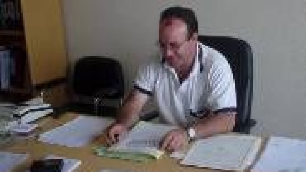 El alcalde de Matallana de Torío, José María Manga Robles, en el despacho del Ayuntamiento