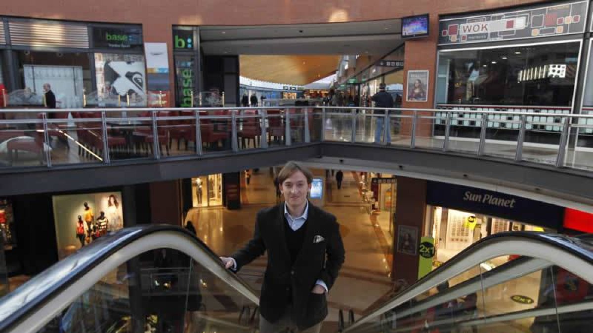 Alfonso Colino, gerente de Espacio León, en las escaleras del centro comercial.