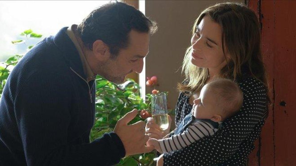 Gilles Lellouche y Élodie Bouchez en una escena de En buenas manos.