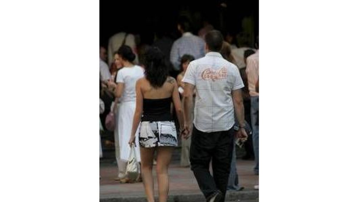 Una pareja se dirige a presenciar una obra en el Emperador