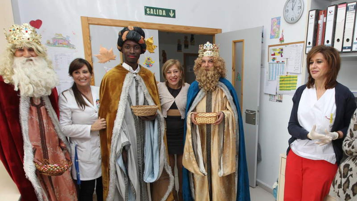 Los tres Reyes Magos repartieron ayer caramelos entre los pacientes del centro.