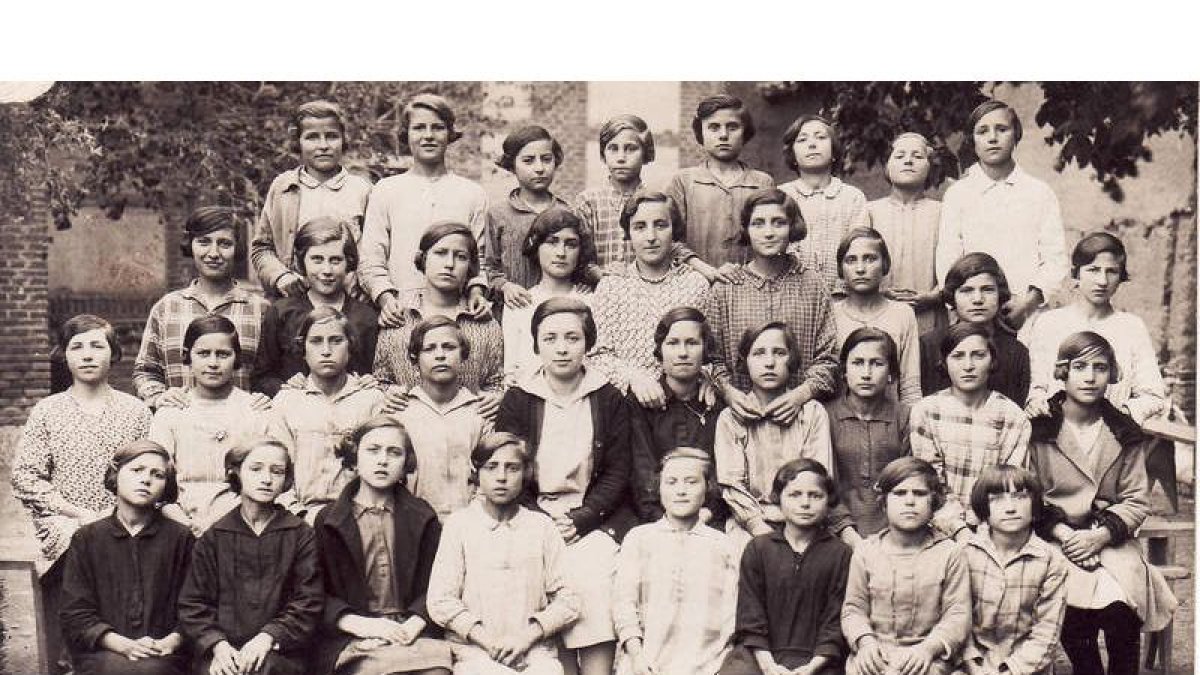 Fotografía de la maestra Esther Uceda con sus alumnas, en 1928, en Hospital de Órbigo. FUNDACIÓN SIERRA PAMBLEY