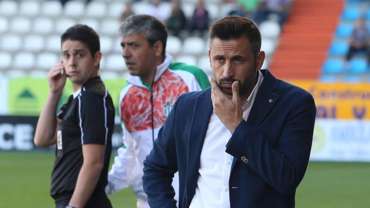 El entrenador Manolo Herrero fue destituido como entrenador de la Ponferradina. ANA F. BARREDO