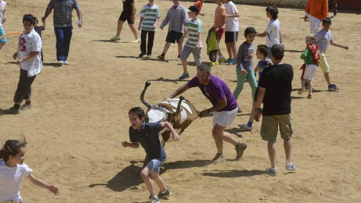 Los más pequeños tuvieron oportunidad de demostrar su valor y su destreza delante de las máscaras en la plaza de toros.