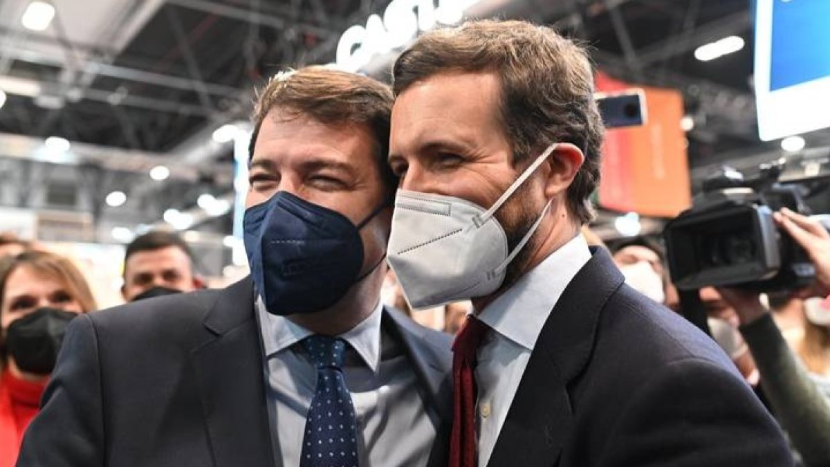 Fernández Mañueco y Casado, en su reciente encuentro en Fitur. BENITO ORDÓÑEZ