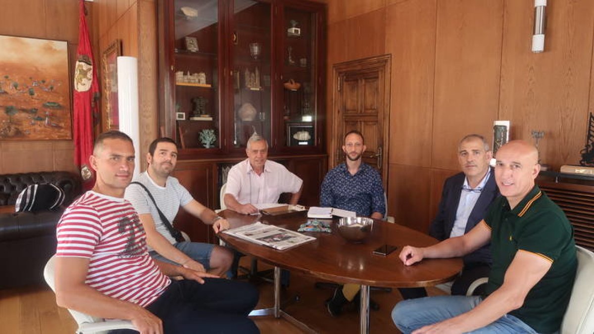 El alcalde, José Antonio Diez, con los responsables del Club Deportivo Ejido. DL
