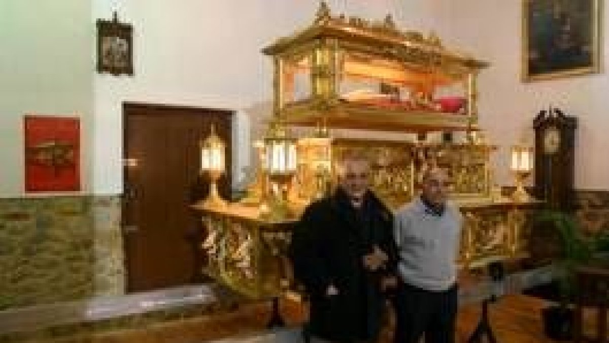 El párroco de Cacabelos junto al Mayordomo de la cofradía en la presentación ayer del nuevo paso