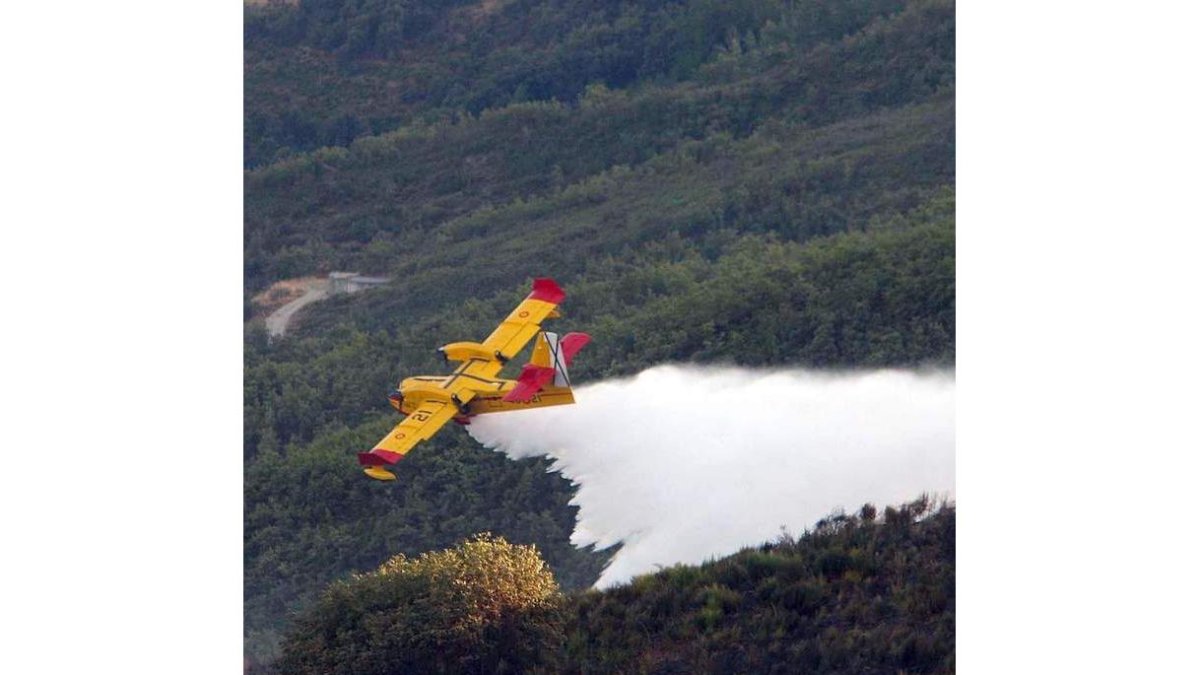 Hidroavión actuando en los montes de Sigüeya en 2013. DL