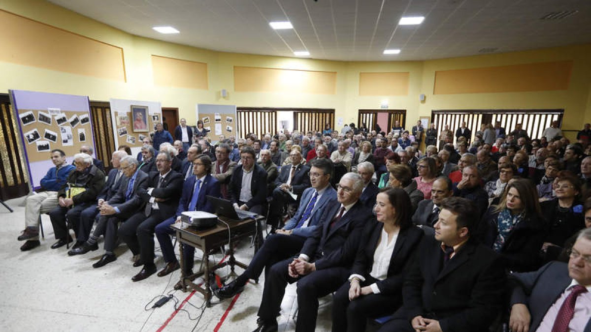 El salón de actos de Cosamai estuvo totalmente abarrotado para celebrar sus 50 años. JESÚS F. SALVADORES