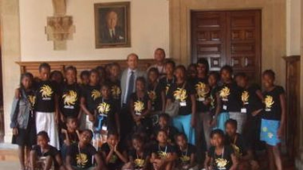 Francisco Castañón, junto a los jóvenes de Malagasy Gospel.