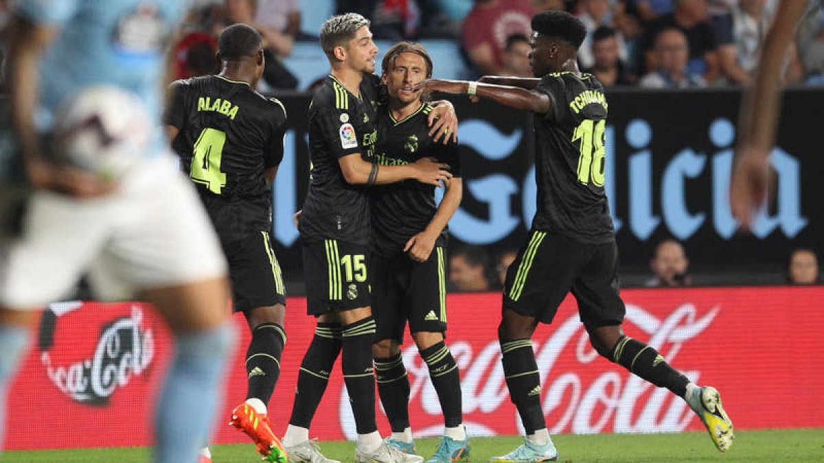 Modric es felicitado por sus compañeros tras anotar el segundo gol para el Real Madrid. SALVADOR SAS