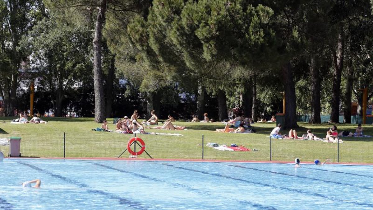 Piscinas municipales de León. RAMIRO