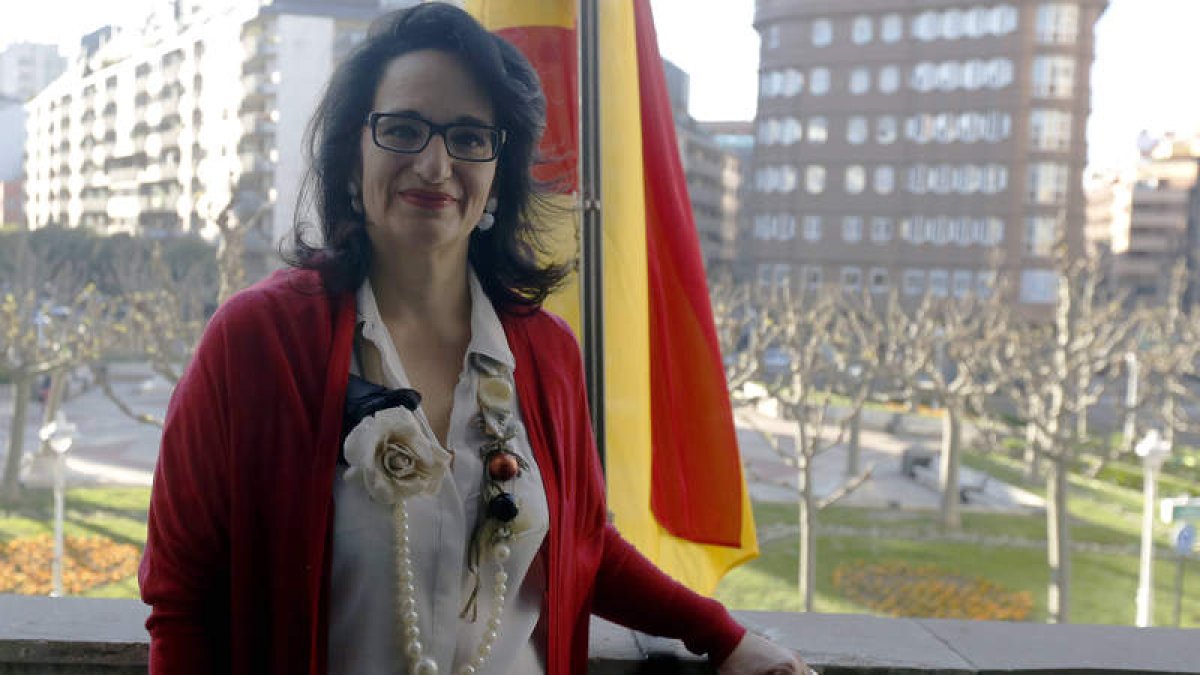 La subdelegada del Gobierno en León, Teresa Mata, en el balcón de la Subdelegación con la plaza de la Inmaculada al fondo. MARCIANO