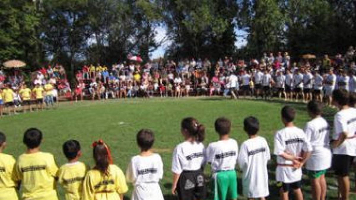 El pradín de Miguel, en Valdefresno, se llenó de todos los de la lucha para su corro solidario.
