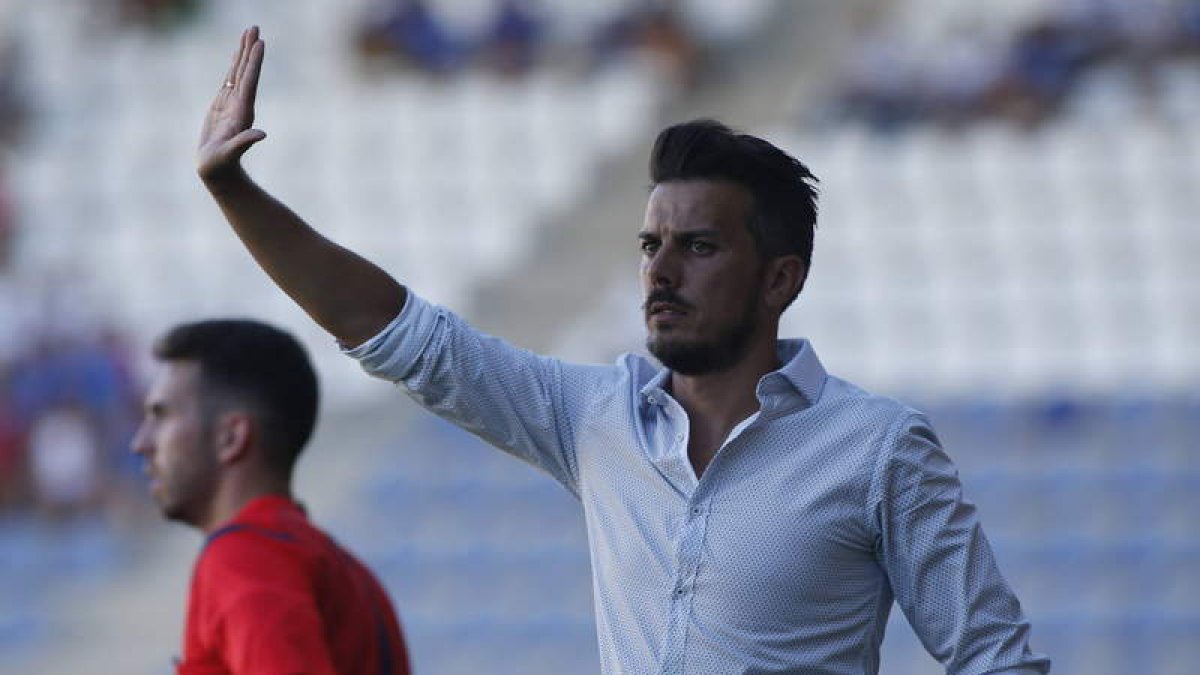 De la Barrera da órdenes a sus jugadores durante el partido amistoso ante el Oviedo. JESÚS F. SALVADORES